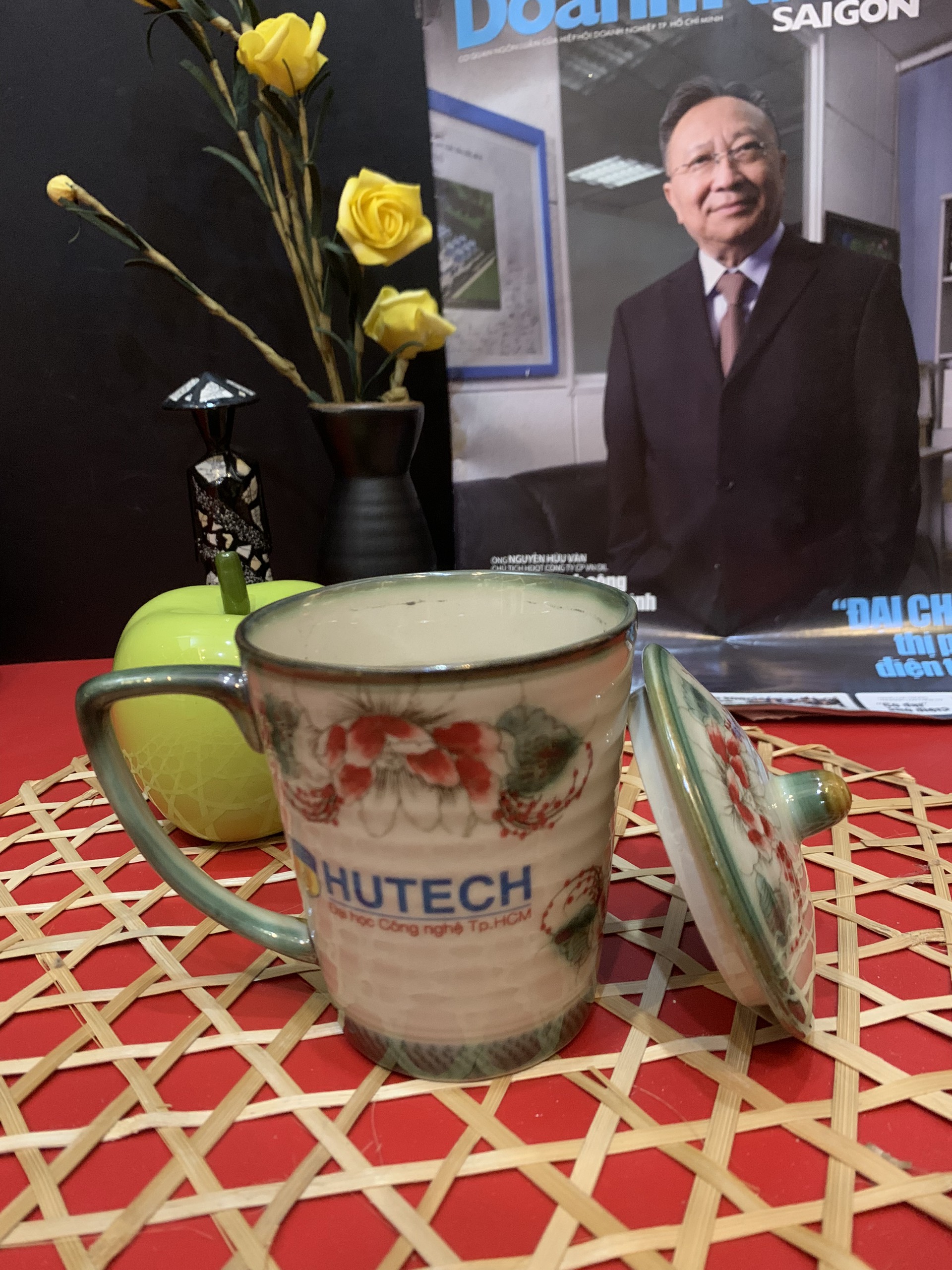 HUTECH-Ly có nắp vẽ hoa văn - Quà tặng tốt Nghiệp