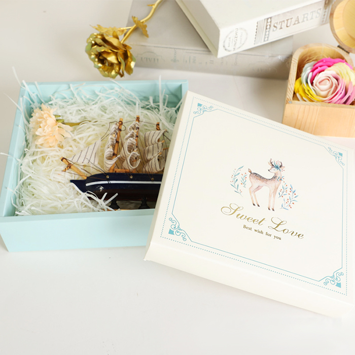 Hộp đựng quà vuông kiểu cổ điển chú Hươu kèm túi Hộp đựng quà vuông kiểu cổ điển chú Hươu kèm túi