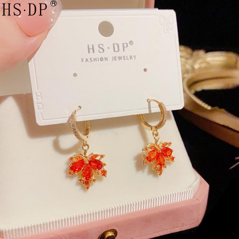 Khuyên tai lá phong đỏ mạ V14K