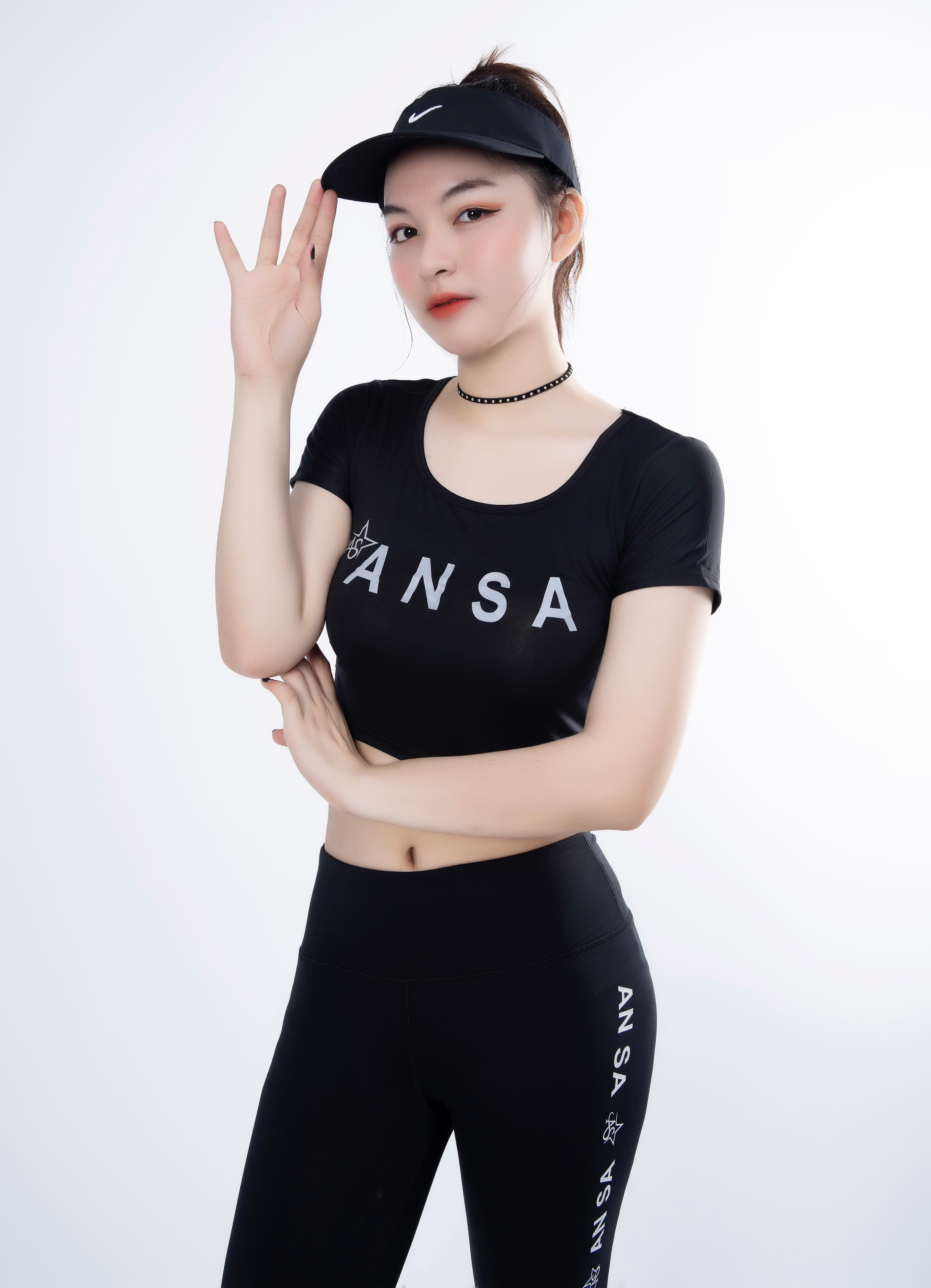 Bộ thể thao nữ quần dài áo croptop có tay Màu Đen - DD302