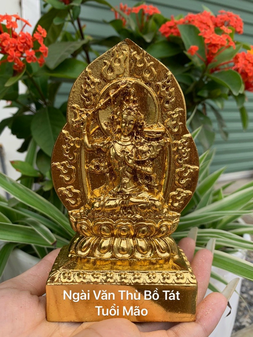 Tượng bản mệnh ngài văn thù bồ tát hợp tuổi  bằng gỗ bách xanh pu dát vàng cao cấp kt 14×8×4cm