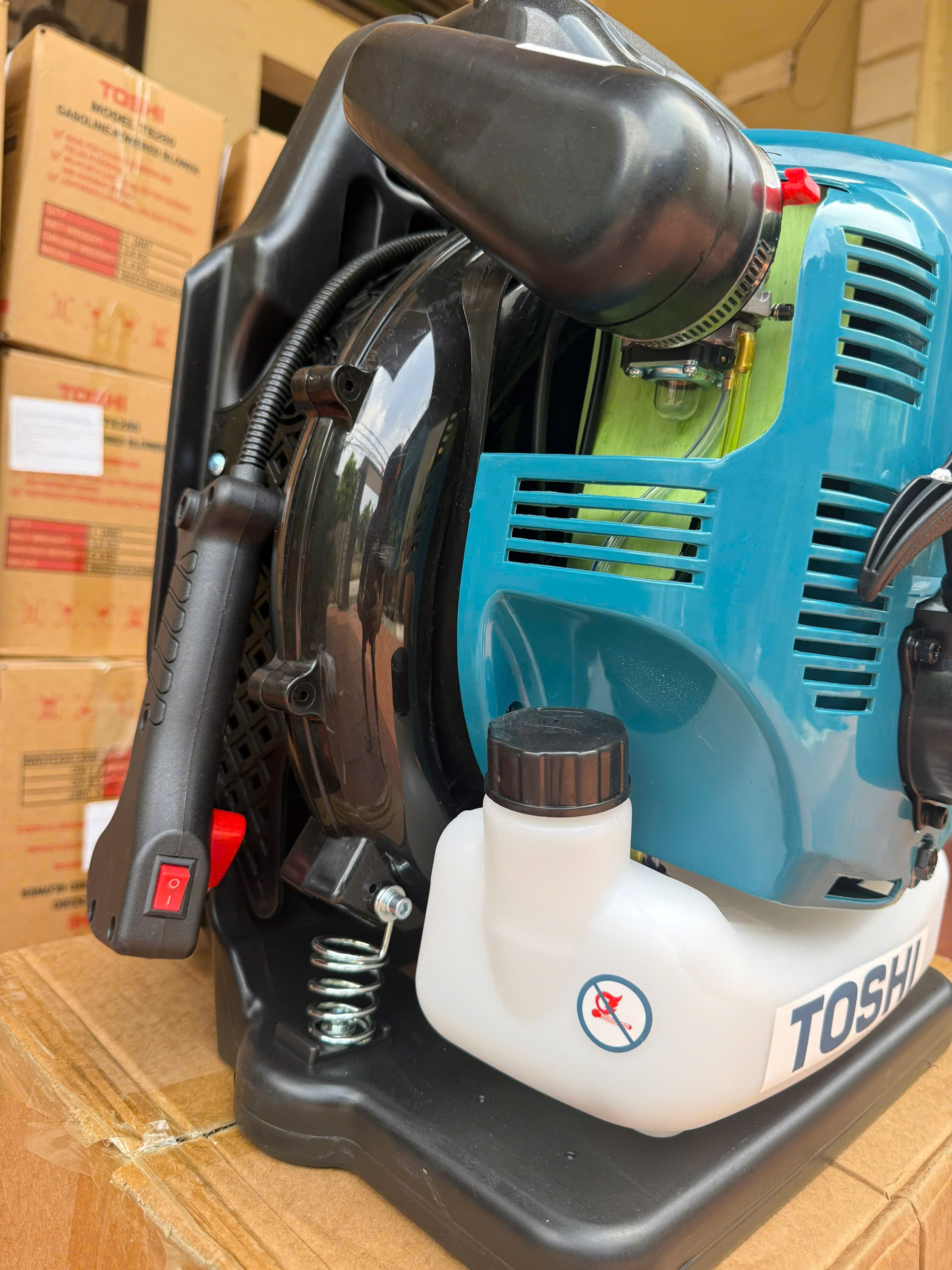 Máy thổi lá, thổi bụi công nghiệp 4 thì TOSHI 75.6CC CÔNG SUẤT 3.9kw