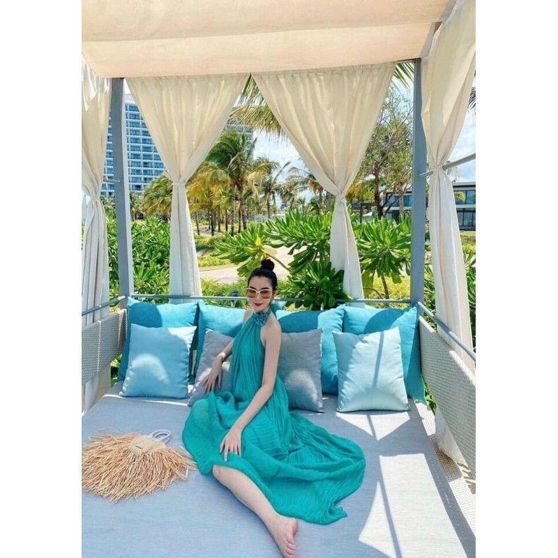 Đầm maxi dập ly cổ yếm cài hoa dáng dài, Váy đầm maxi đi biển