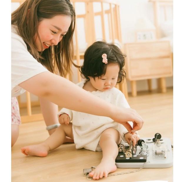 Bảng bận rộn cho bé, busy board cục bận rộn busy cube rèn vận động tinh theo phương pháp montessori