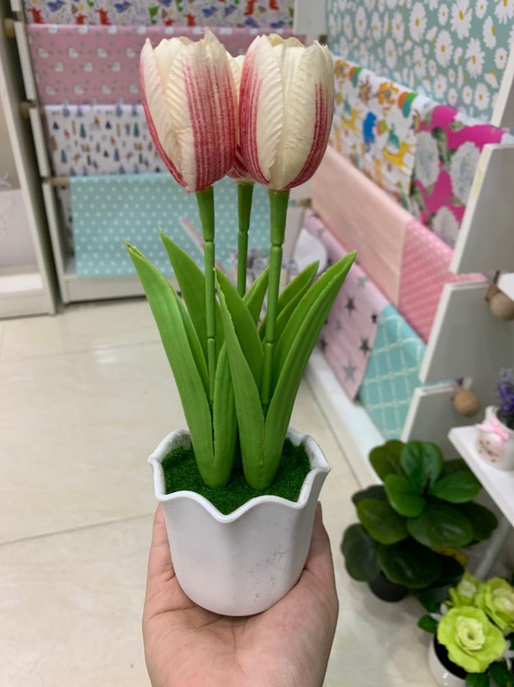 Chậu cây hoa giả Nhựa Hình trụ vân sọc nổi miệng loe lượn sóng 3 bông Hoa tulip sáng tạo