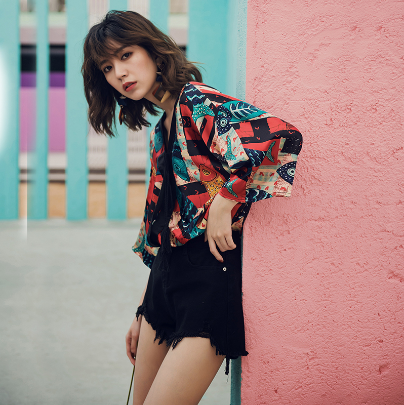 Áo kiểu oversize họa tiết lạ phong cách retro – A12235