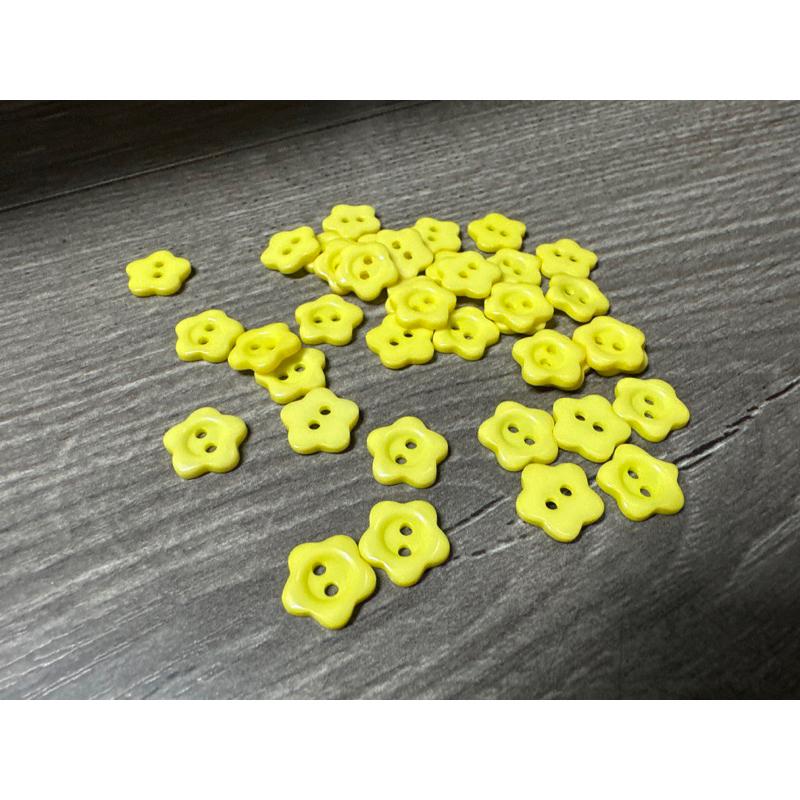 Set 5 nút nhựa Quảng Châu 12mm hình hoa mai nhiều màu