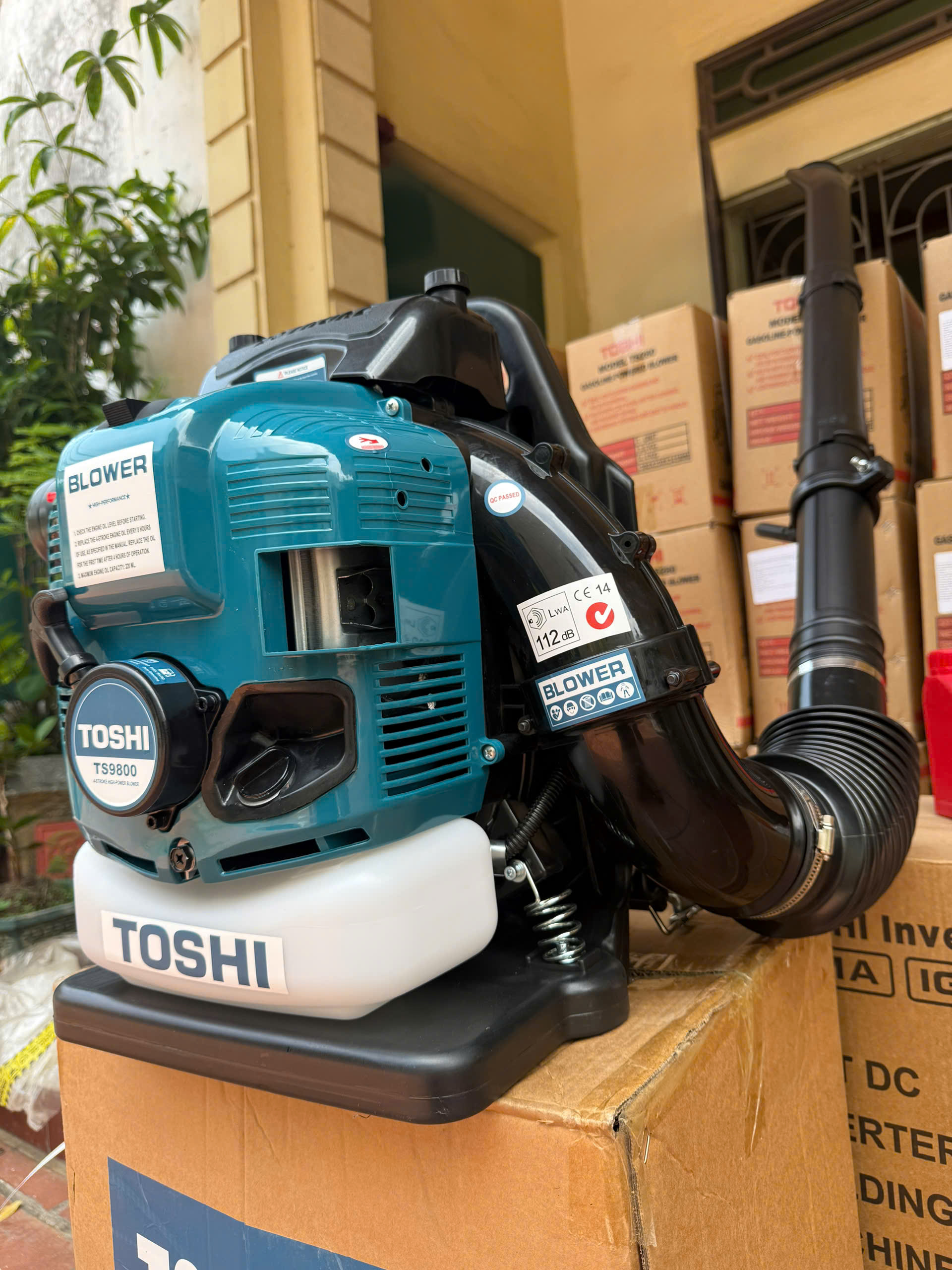Máy thổi lá, thổi bụi công nghiệp 4 thì TOSHI 75.6CC CÔNG SUẤT 3.9kw