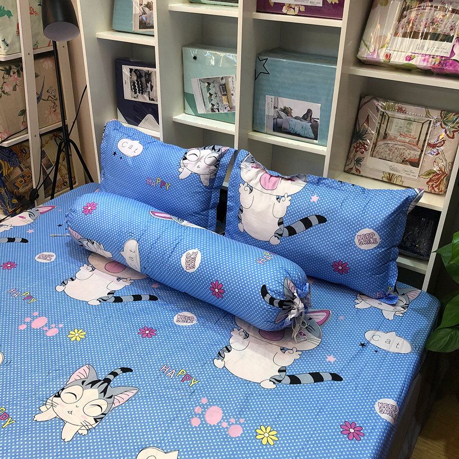 Set Ga Gối 3 Món Cotton Poly Hình Mèo Thần Tài MSP: CH17 + Tặng 1 Vỏ Gối Ôm