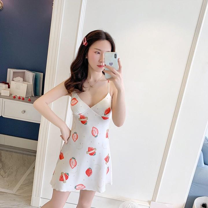 Váy ngủ lụa 2 dây họa tiết dâu tây dễ thương hàng nhập cao cấp có kèm đệm ngực Kèm video thật shop tự quay cận chất vải