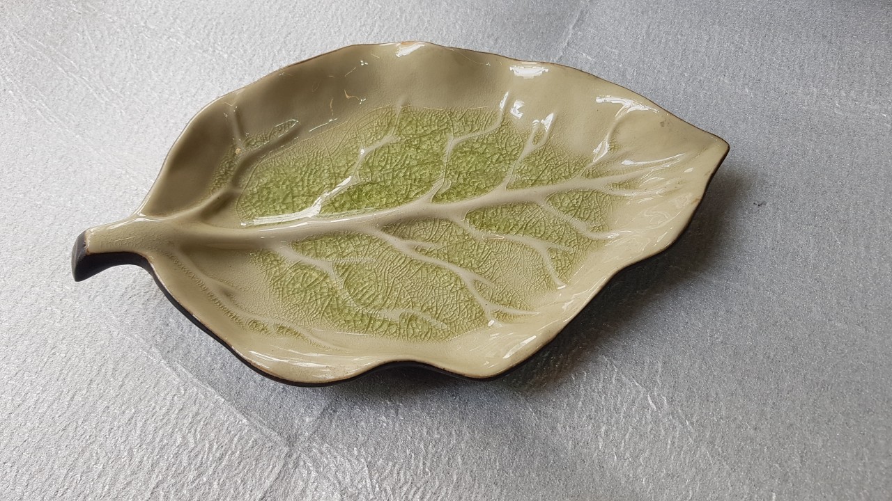 Dĩa trang trí men rạn, dĩa hình chiếc lá với họa tiết cây, dài 30cm, gốm Bát Tràng. Giao từ HCM