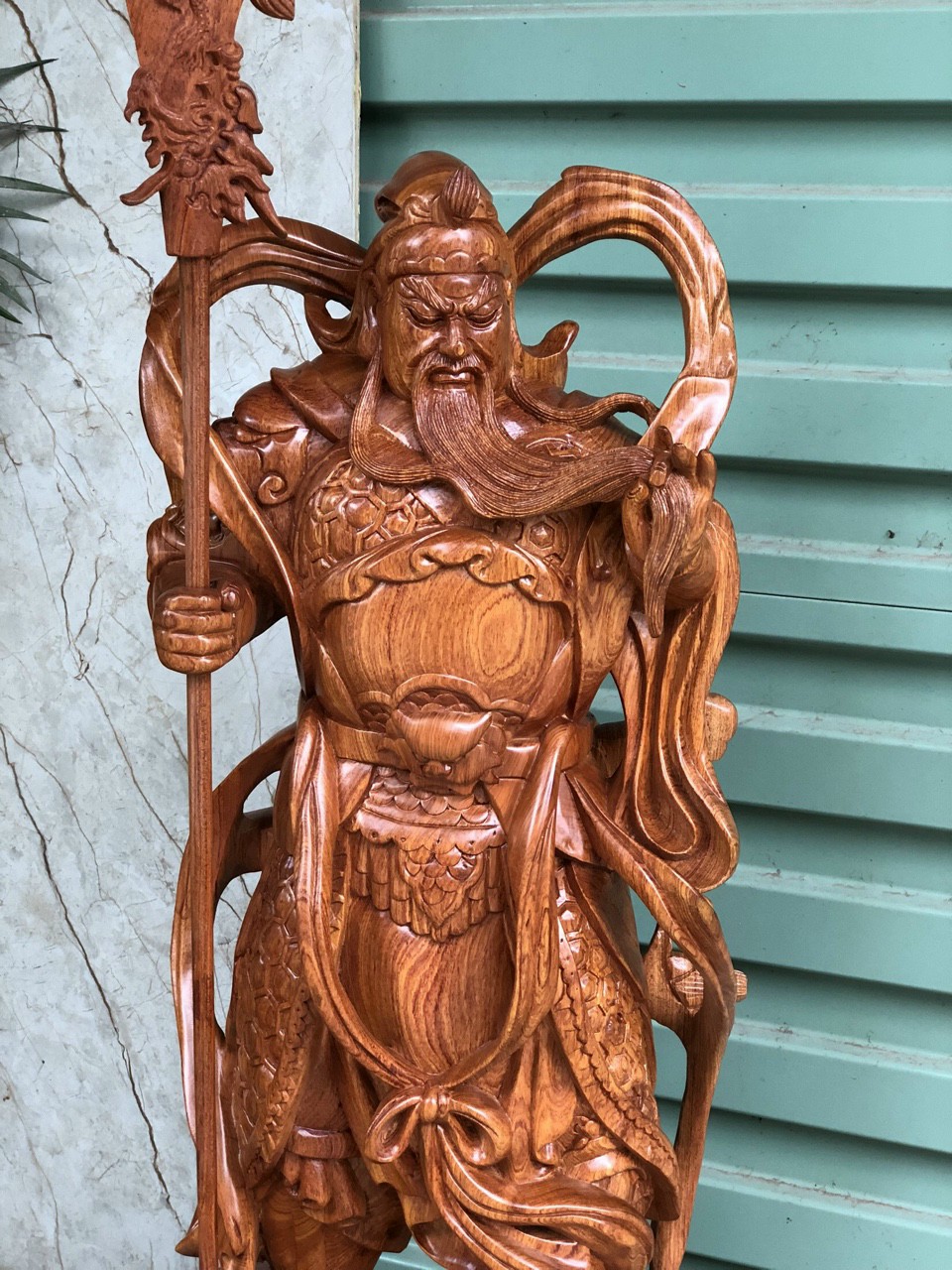 Tượng quan công cầm đao trấn ải bằng gỗ hương đá đẹp long lanh kt cao 20cm