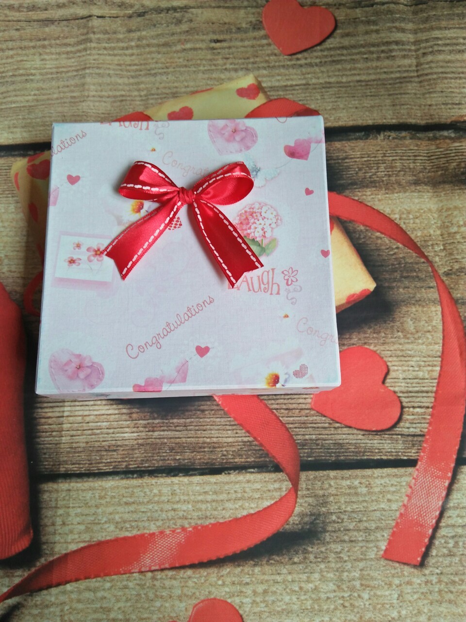 Hộp đựng quà đính sẵn nơ size 15x15cm kèm hạt xốp màu