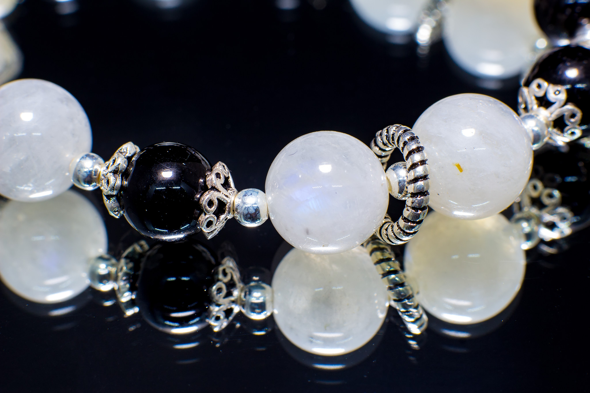 Vòng tay phong thủy đá mặt trăng và tourmaline đen thiên nhiên #VT036