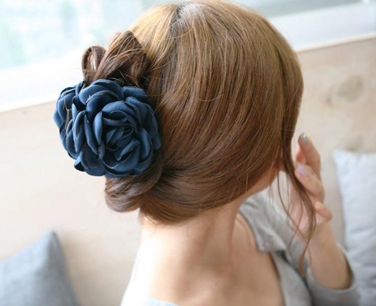 Kẹp tóc càng cua 3 răng đính hoa hồng vải màu xanh đậm kiểu Hàn Quốc