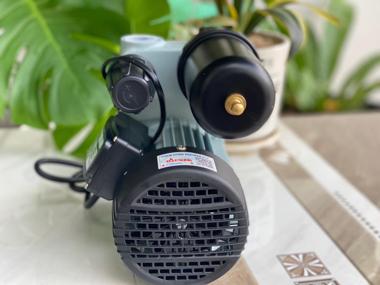 Máy bơm tăng áp tự động taesung 150w hoạt động êm, tăng áp cho nhà 1-2 tầng
