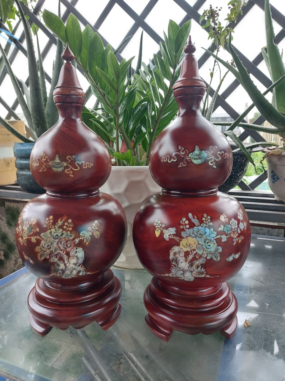 Cặp Lục bình hồ lô gỗ lim nguyên khối cẩn hoa cao 40cm