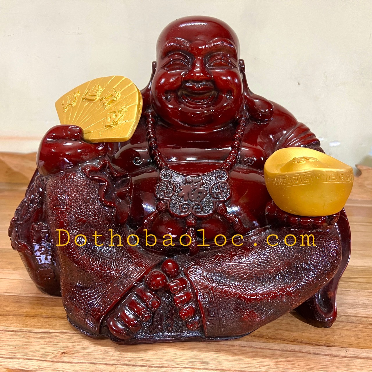 Tượng Di Lặc bột đá màu gỗ tay cầm quạt và thỏi vàng cao 27cm