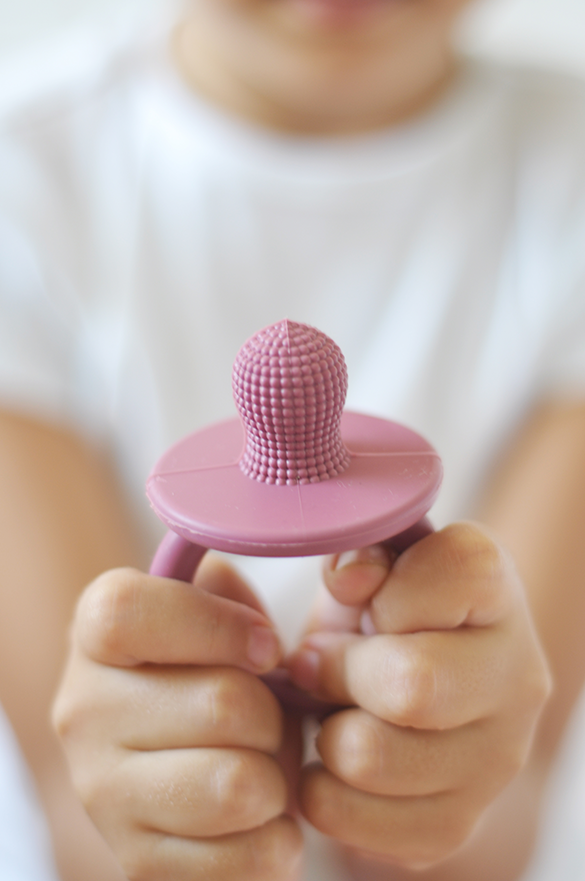 MinikOiOi Gặm nướu tay cầm bằng silicone cao cấp giúp giảm đau và ngứa nướu cho bé