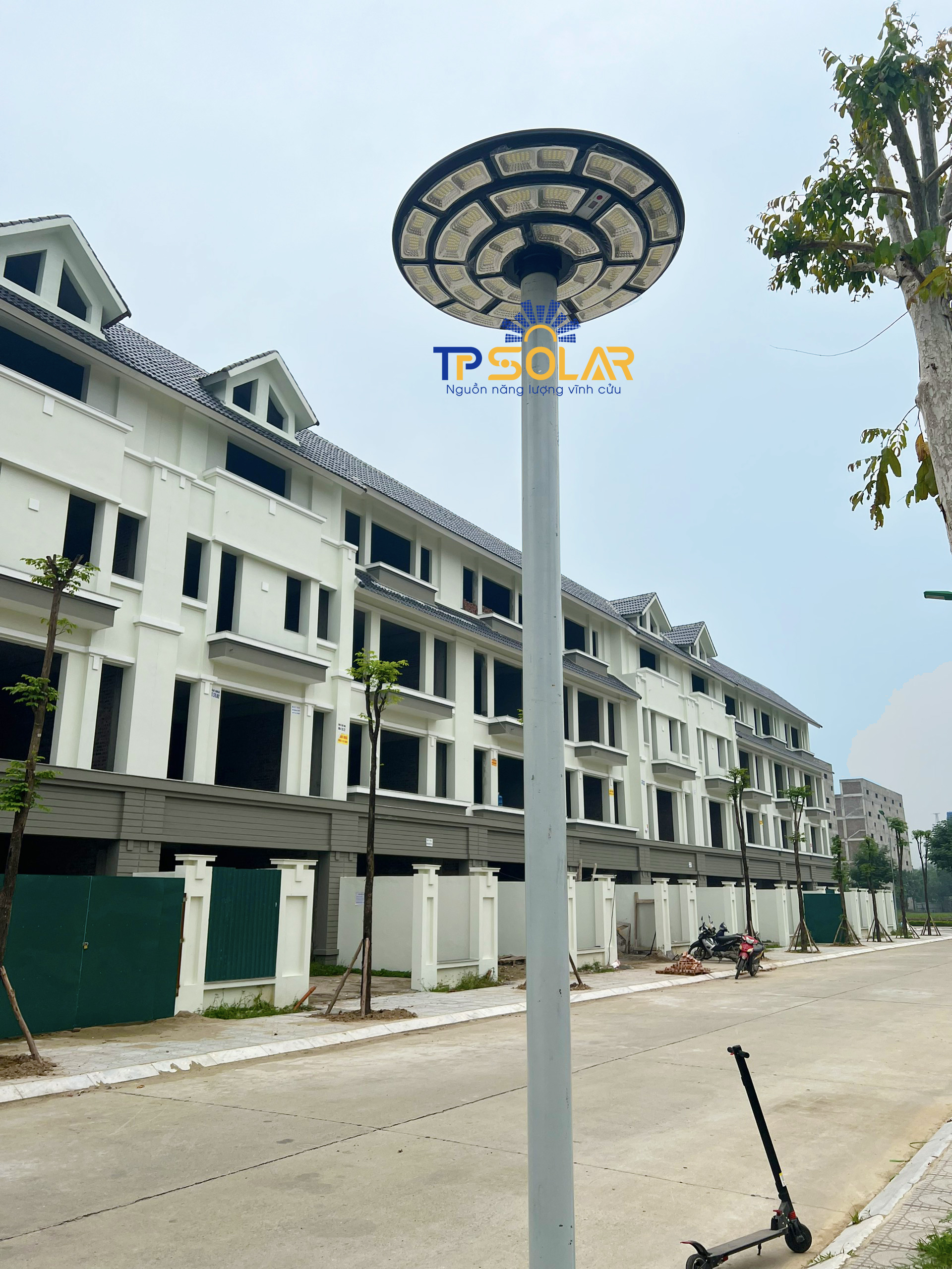 Đèn Sân Vườn Năng Lượng Mặt Trời UFO TP Solar TP-U1000 Công Suất Lớn 1000W Chiếu Sáng 360 Độ, Chống Nước IP67