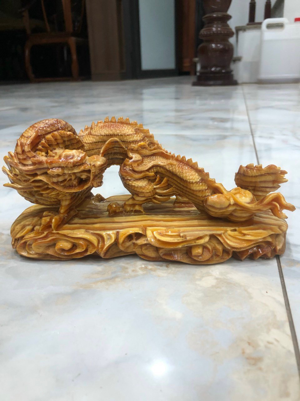 Tượng con rồng phong thủy cầu tài lộc bằng gỗ huyết long kt 20×10×8cm