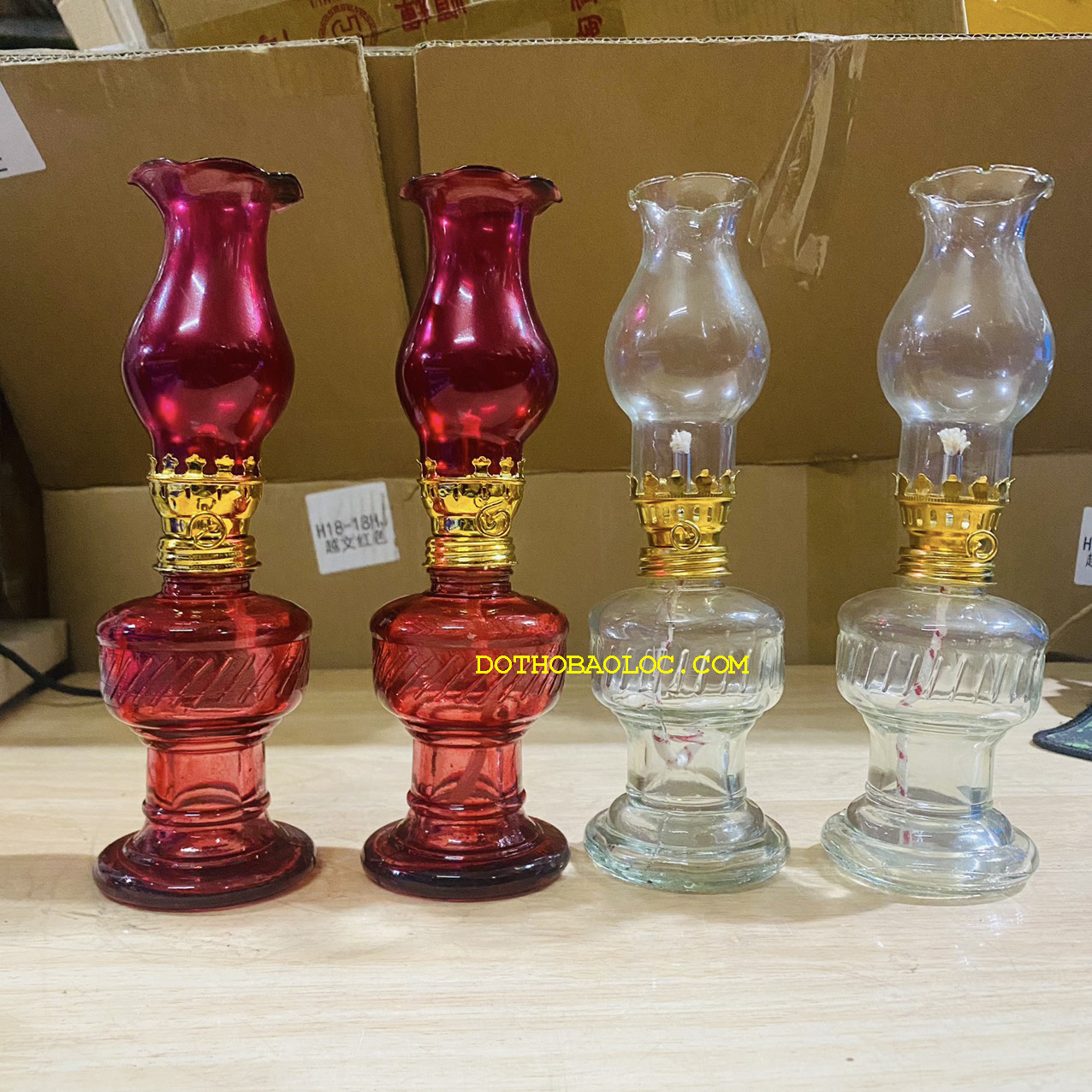 Đèn dầu thủy tinh cao 20.5cm 2 màu: Trắng. Đỏ