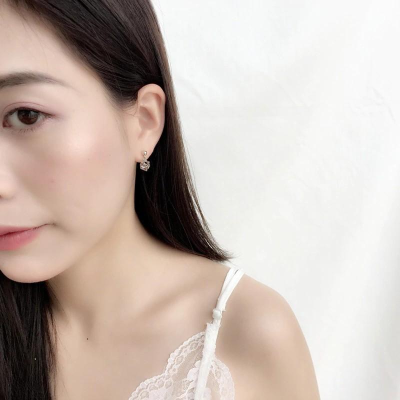 Bông tai bạc thanh lịch