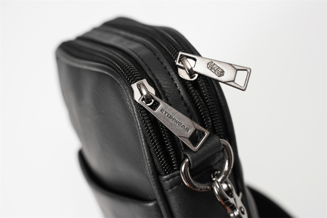 Túi đeo chéo nam phong cách mới – BEE GEE DCN9351