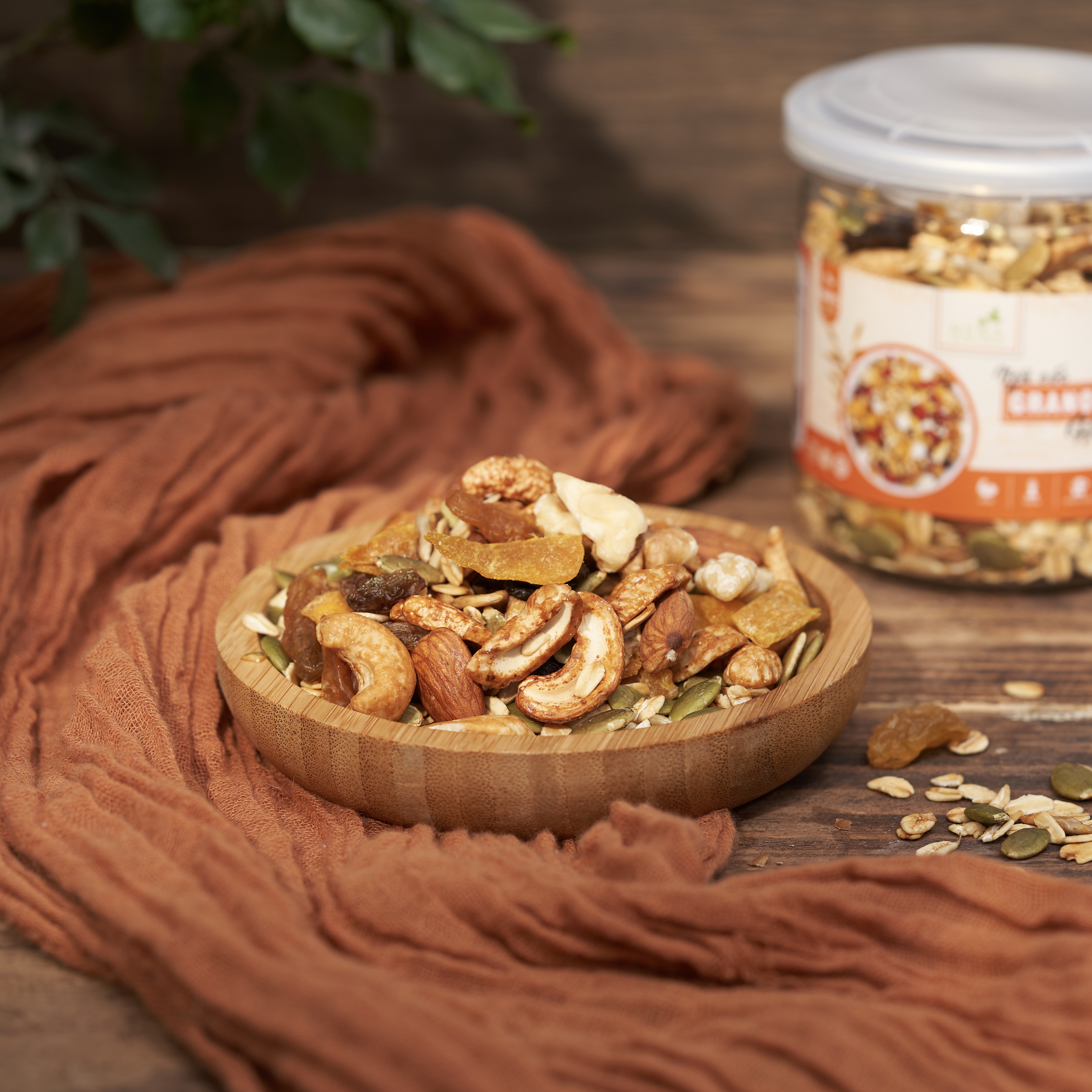 Granola Ngũ Cốc Hạt Cao Cấp Hena Ăn Liền Vị Truyền Thống, Ngũ Cốc Hạt Granola Siêu Hạt đạt chuẩn ISO 22000 với 80% Thành Phần Là Các Hạt Cao Cấp, Ngũ Cốc Mix Hoa Quả