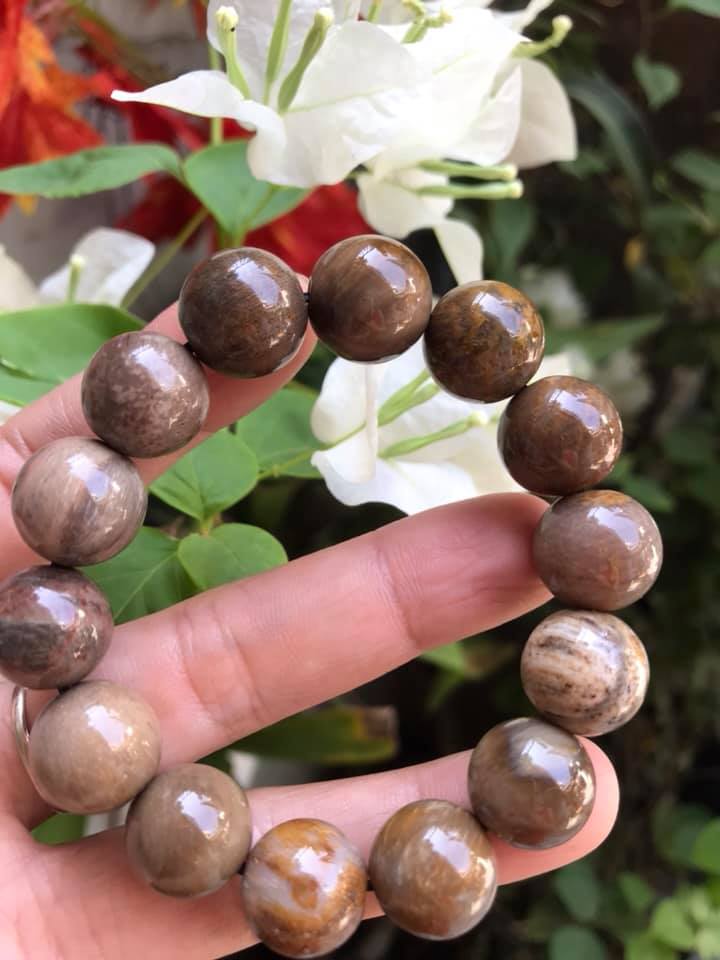 Vòng Gỗ Hóa Thạch Màu Vân Tự Nhiên Bóng Đẹp  Nam Đeo 14mm Màu Nâu Sáng Bóng Vàng Nhẹ  Nam đeo vào tay đẹp sang tốt rẻ nữa ạ