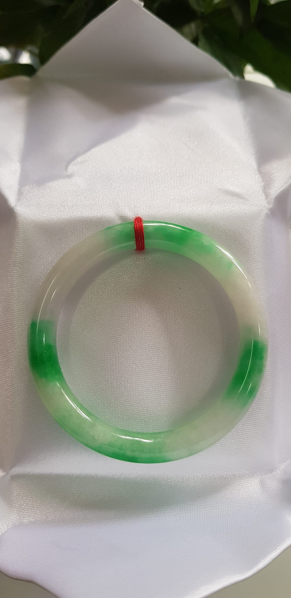 Vòng tay nữ đá Cẩm Thạch tự nhiên mới TR LÝ IC Sịn 51mm x chột 8mm Vòng màu xanh lý trắng bóng đều đẹp nữ 50kg - 54kg đeo ạ