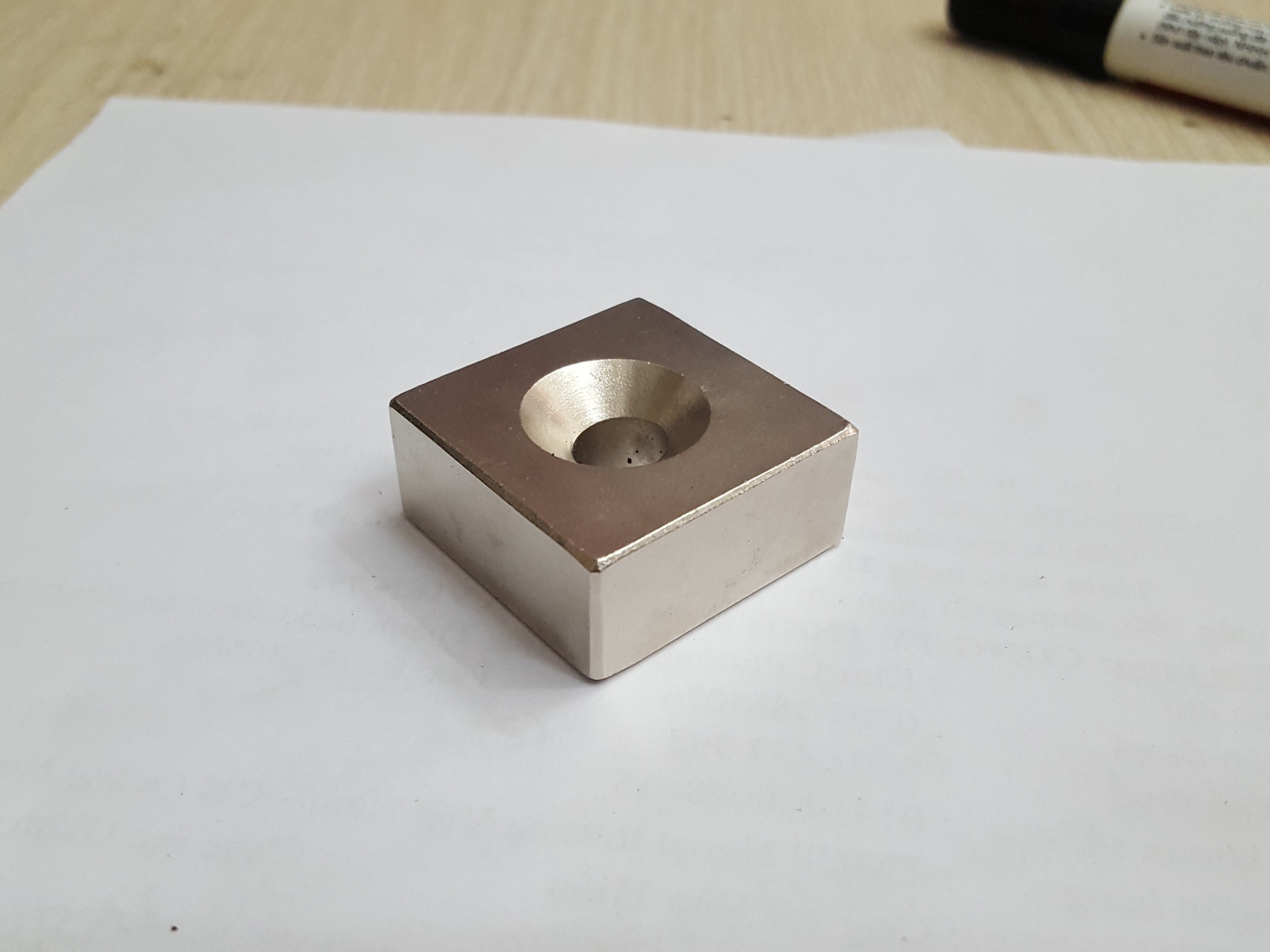 Nam châm 35x35x15mm có lỗ vát, lực hút siêu cường