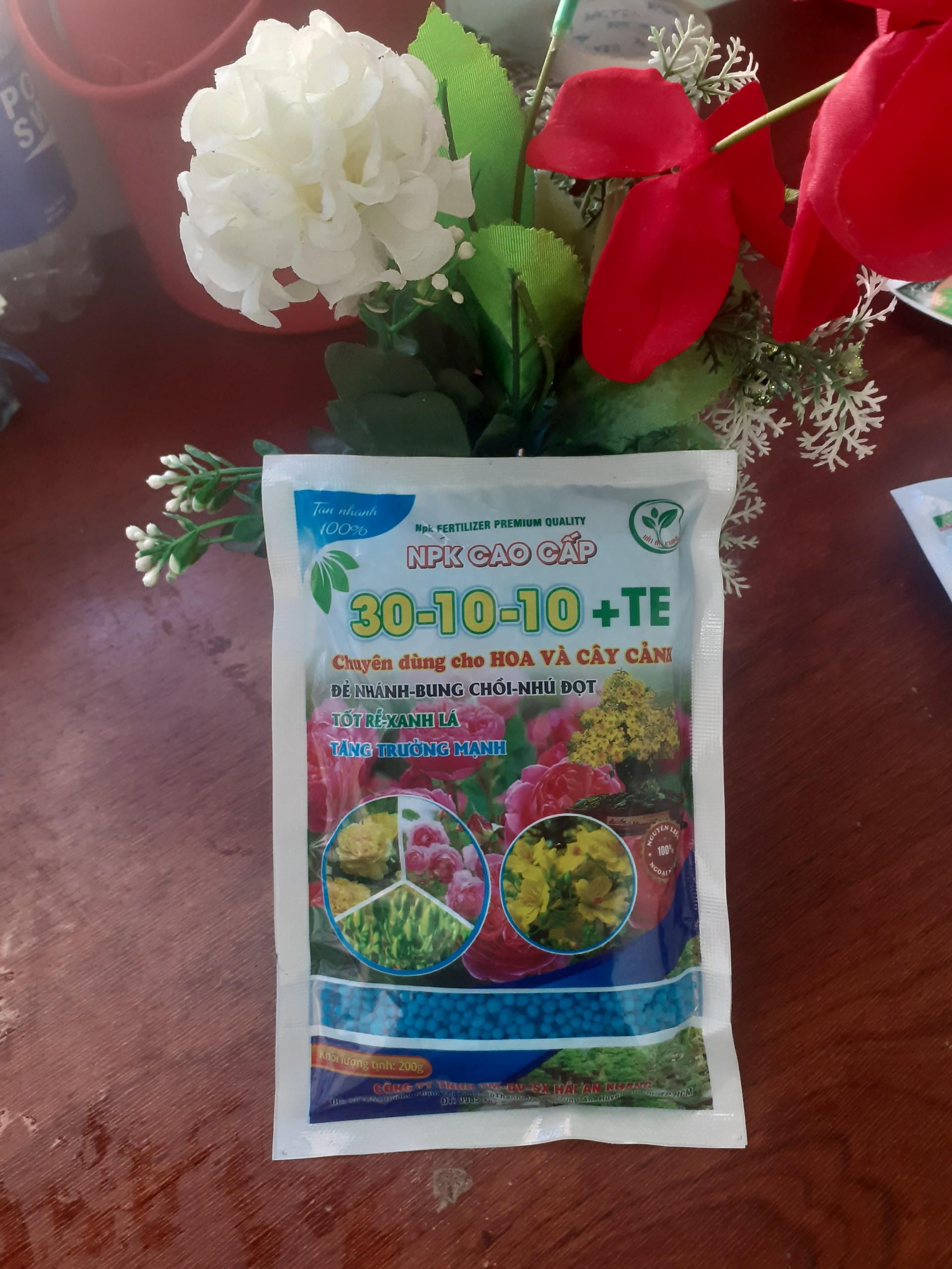 Gói 200gr N-P-K cao cấp chuyên dùng cho hoa – cây cảnh 30-10-10+TE Tan nhanh.