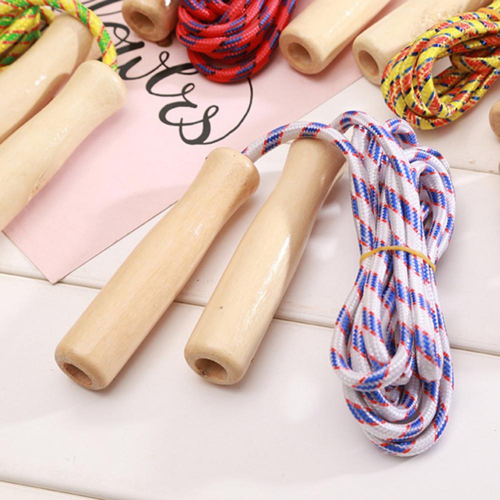 Trẻ em học sinh bỏ qua dây thừng tay cầm bằng gỗ bện đầy màu