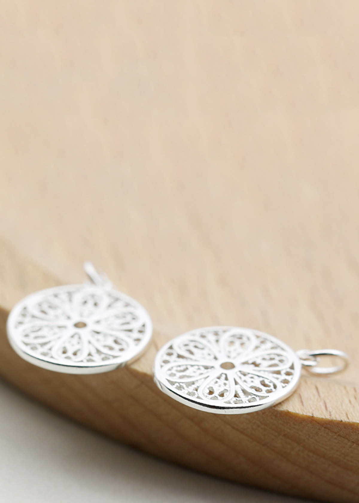 Combo 2 cái charm bạc hình tròn họa tiết bông hoa treo - Ngọc Quý Gemstones