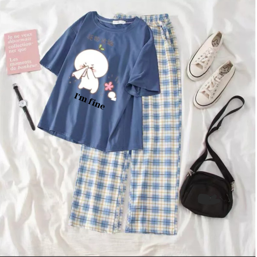 Sét Bộ Nữ SS23, Sét Đồ Nữ Đi Chơi Đẹp In Chữ Và Hình Tôi Vẫn Khỏe, Sét Áo Vải Cotton, Và Quần Kẻ Đen Cá Tính