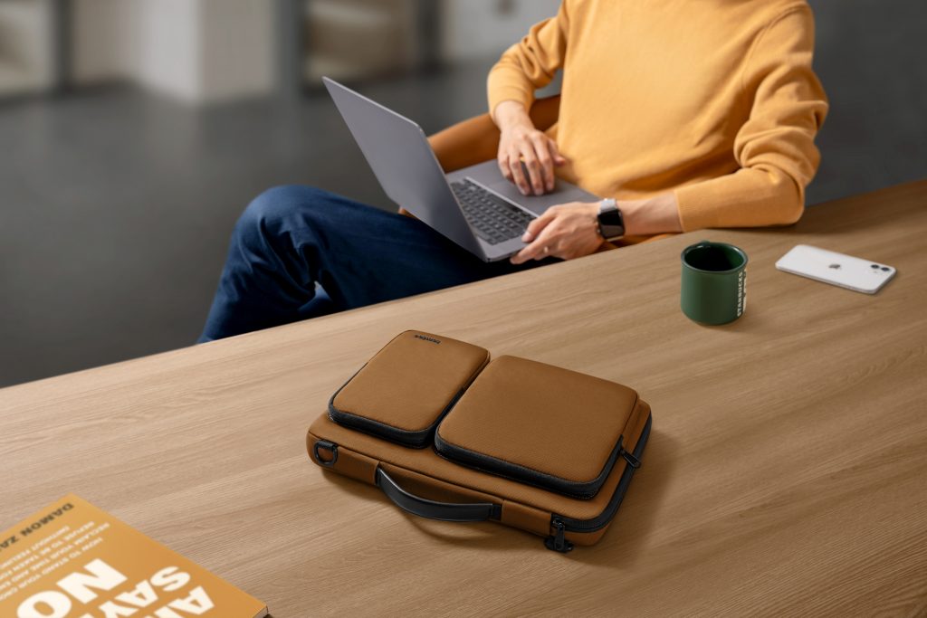 Túi đeo vai Tomtoc Versatile 360 cho Macbook - Màu Nâu, hàng chính hãng