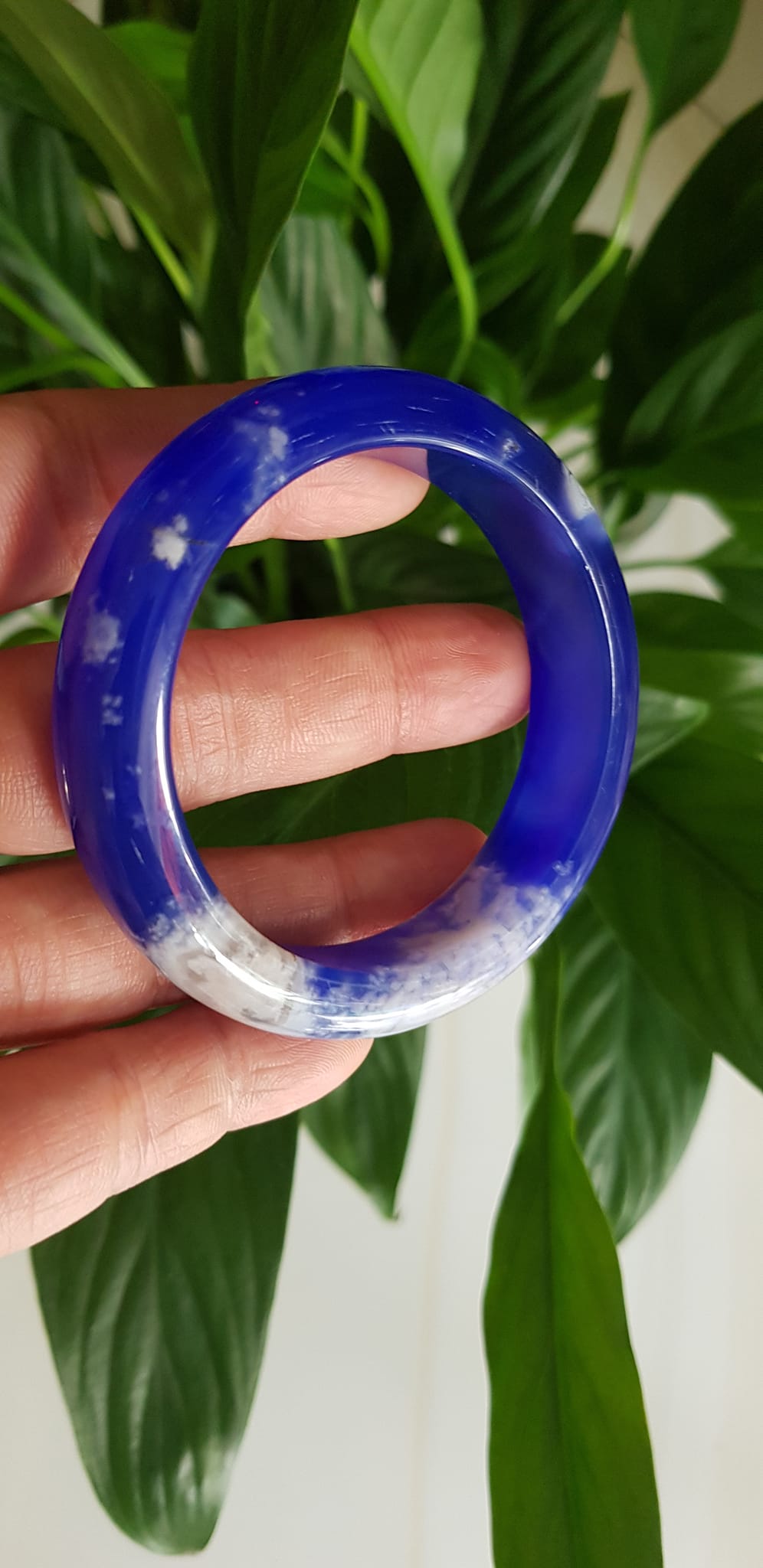 Vòng tay Nữ Bản Hẹ Mới Đá Mã Não Xanh Dương Đậm Bông Tuyết rất là đẹp ạ Vòng Ni 50mm x Cao 14mm x dầy 8mm Nữ mệnh Thủy mệnh Mộc Cân nặng 47kg - 51kg đeo xinh tay đẹp lắm ạ
