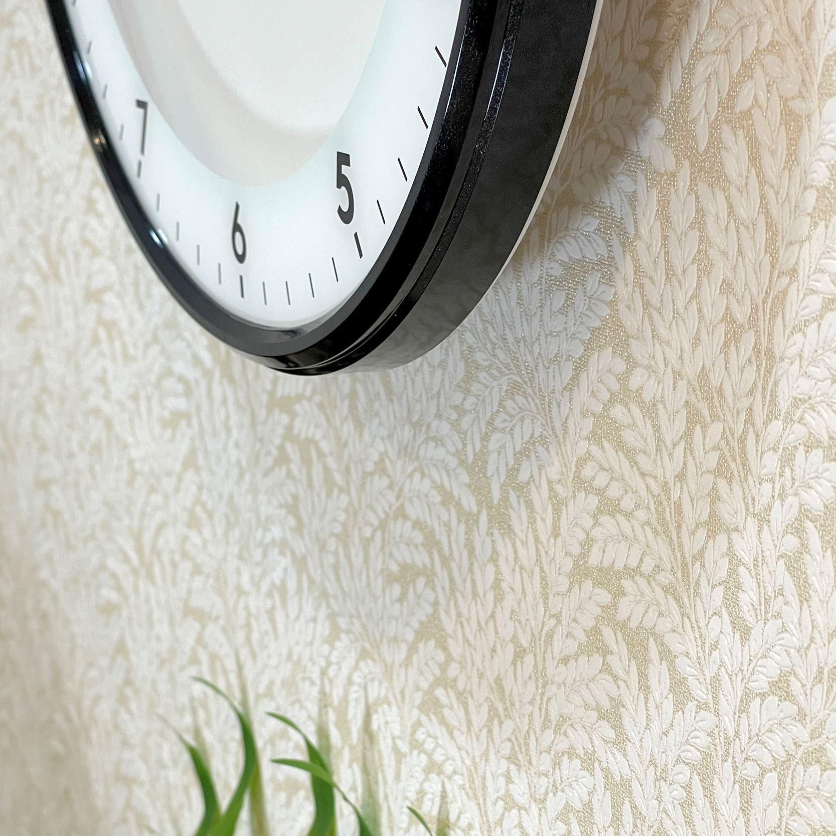 Đồng hồ Rhythm CMG628NR02 – Kt 32.0 x 4.8cm, 720g. Vỏ nhựa. Dùng Pin.