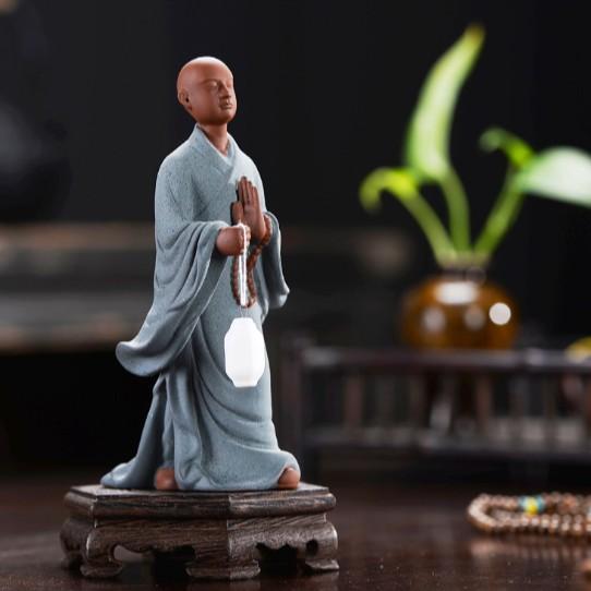 Tượng tăng nhân cầm đèn lồng- Tượng gốm tử sa tu sĩ tăng nhân