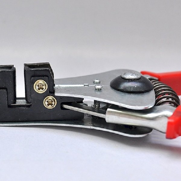 Kềm tuốt vỏ dây điện loại tốt