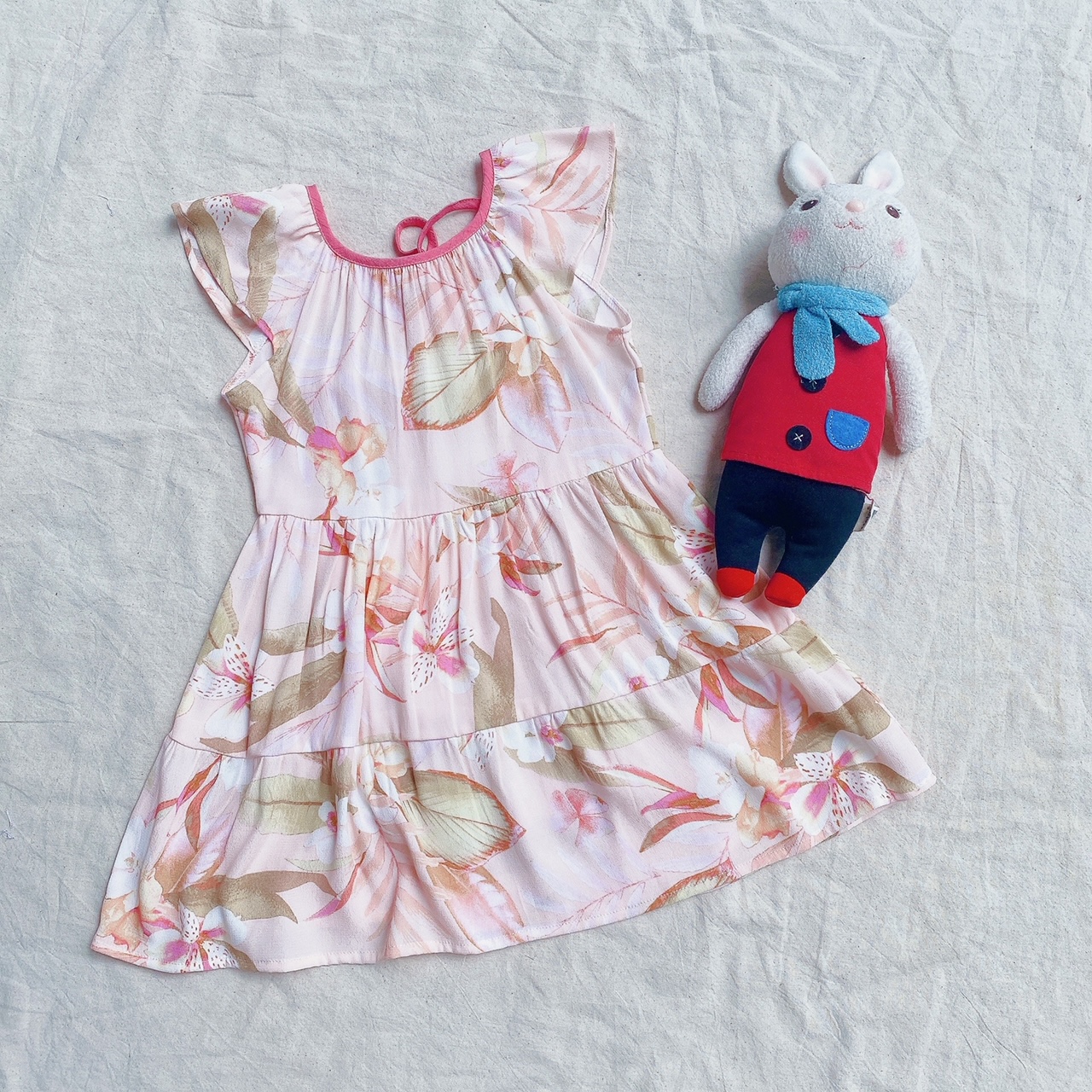 Đầm cột nơ sau cổ bé gái