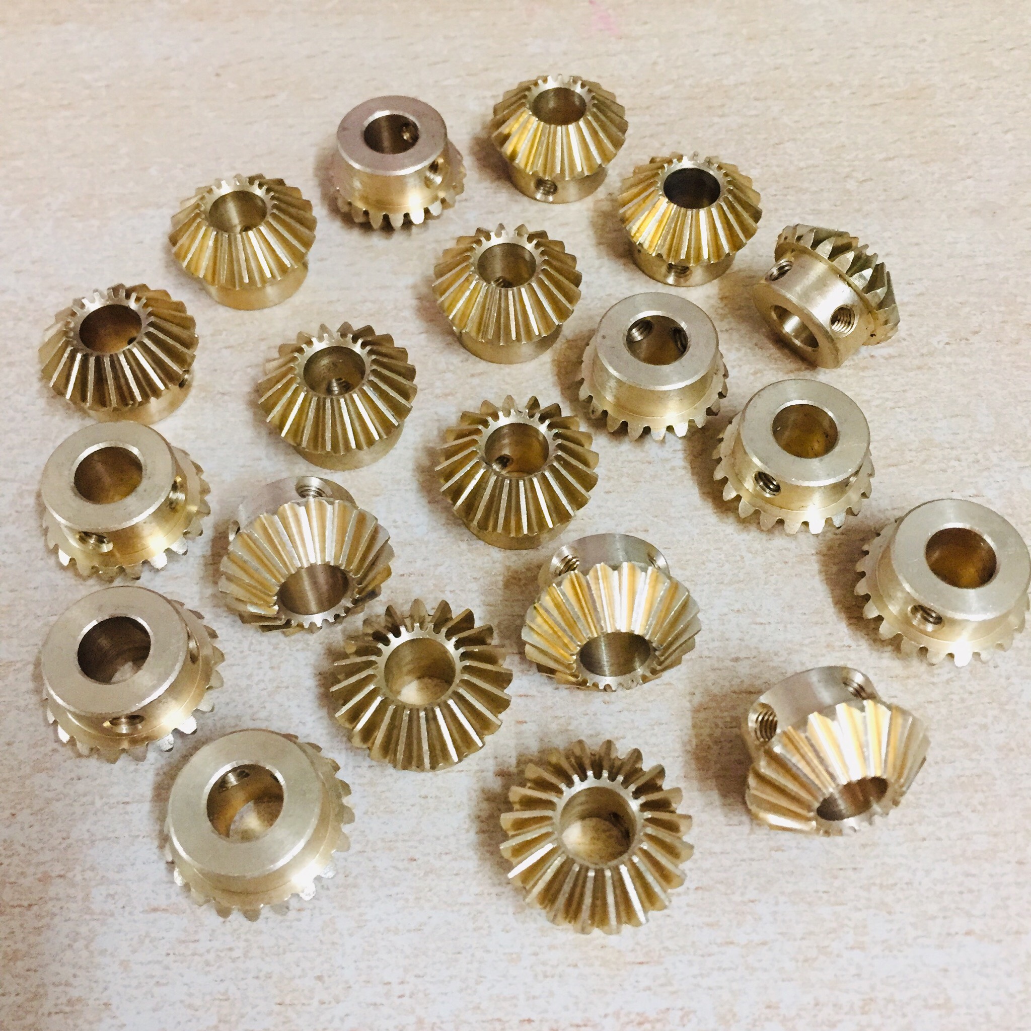 Bánh răng côn bằng đồng 20 răng lỗ trục 8mm bộ truyền đảo chiều 90 độ 1 bánh răng lái 034