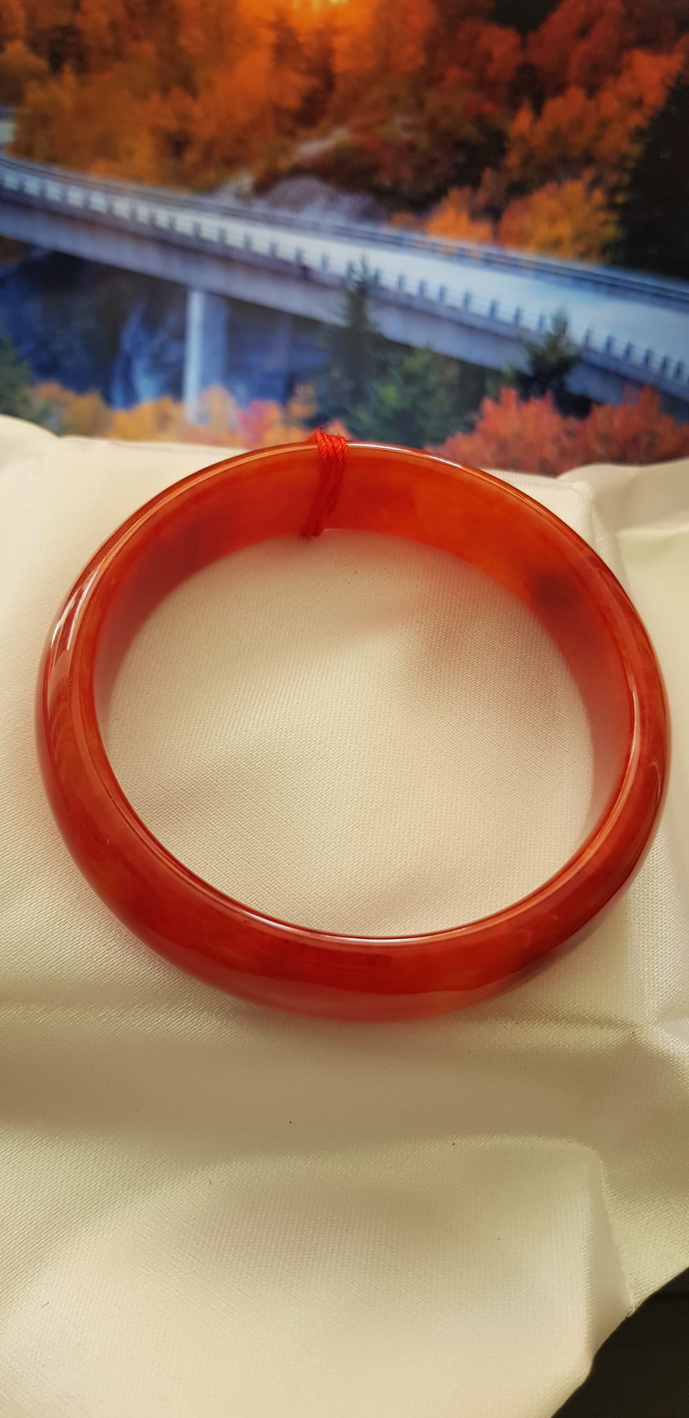 Vòng tay phong thuỷ Đá Cẩm Thạch mới Bản Hẹ Đỏ 58mm x cao 15mm x dầy 7mm Vòng màu đỏ cam tươi bóng đẹp chuẩn hợp nữ mệnh hỏa mệnh thổ Nữ nặng 56kg - 66kg đeo đẹp ạ