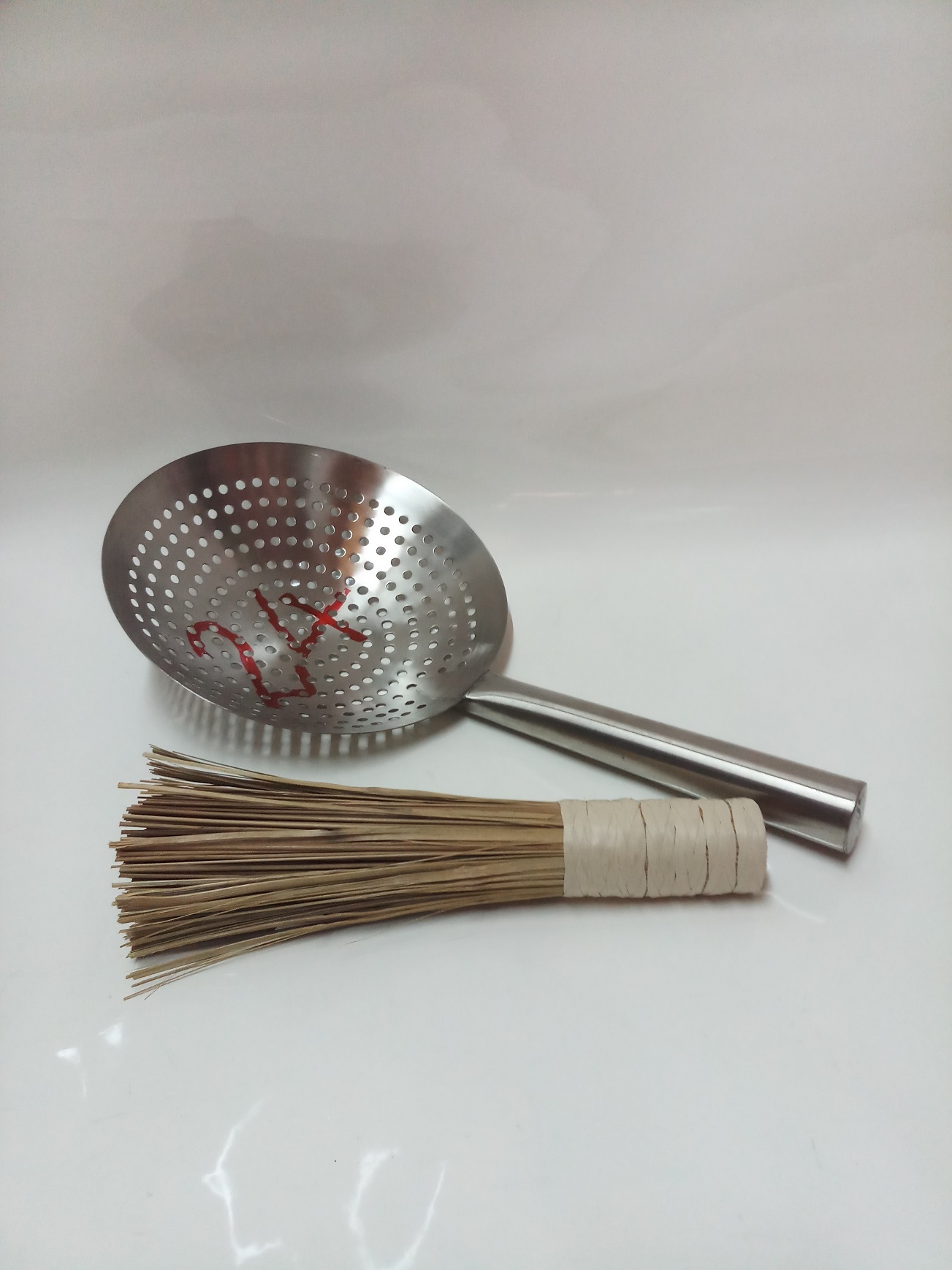 COMBO 1 VỢT LỔ INOX CÁN INOX VỚT XƯƠNG,RAU CỦ VỚT ĐỒ CHIÊN+ 1 CHỔI TRE CỌ RỬA CHẢO.