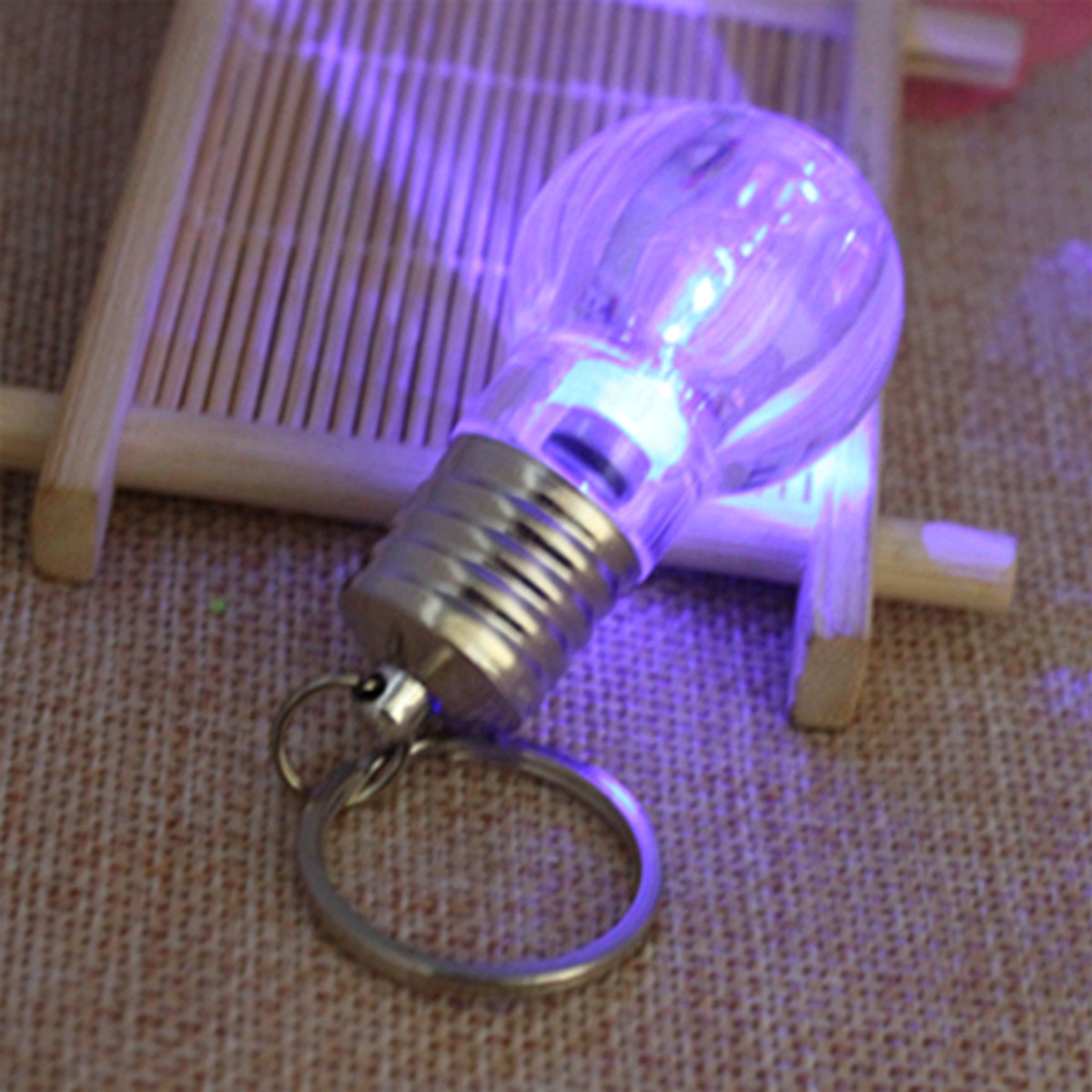 Set 2 móc khóa hình bóng đèn có đèn led phát sáng 7 mầu hiện đại MK11