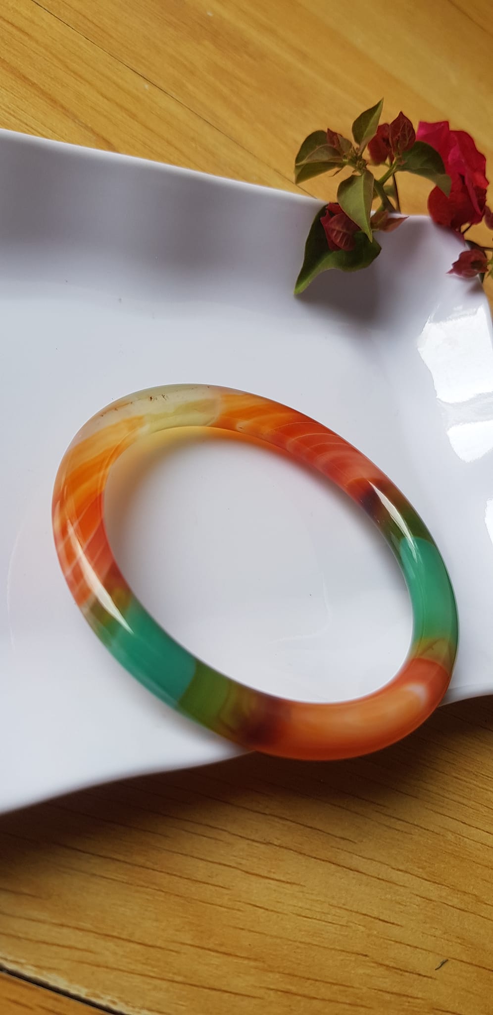 Vòng tay đá mã não tứ quý mới đỏ cam xanh dương xanh lá cam trắng vân sọc xéo xéo rất đẹp Vòng Ni 59mm x cọng 7,8mm Nữ 58kg - 70kg đeo Món quà tặng nữ ý nghĩa ạ