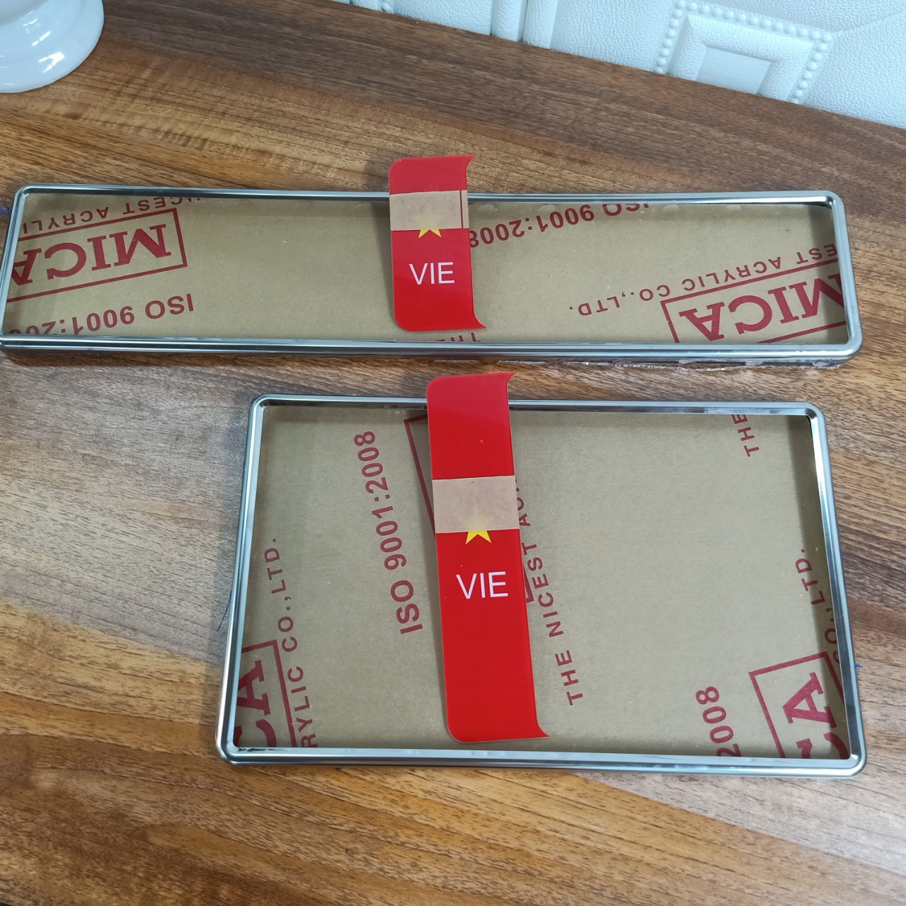 Khung biển số xe ô tô có hình lá cờ in UV khung inox tự lắp tại nhà