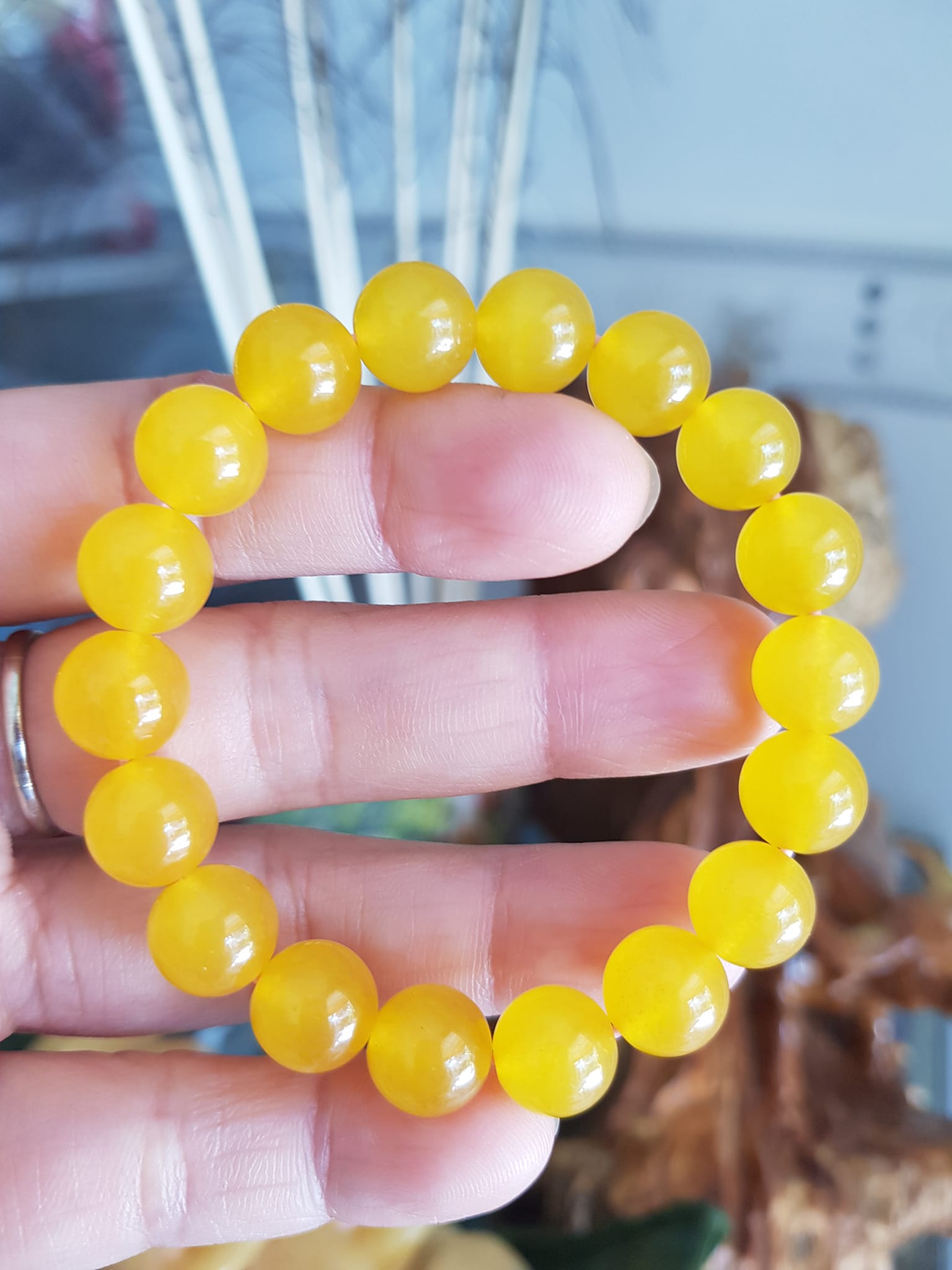 Chiếc Vòng tay đá mã não vàng anh tươi quá đẹp  Size hạt 10mm Nữ mệnh kim thổ thủy đeo  Vòng vàng anh này người lớn trẻ em nhỏ đeo được hết ạ rất là xinh xắn luôn