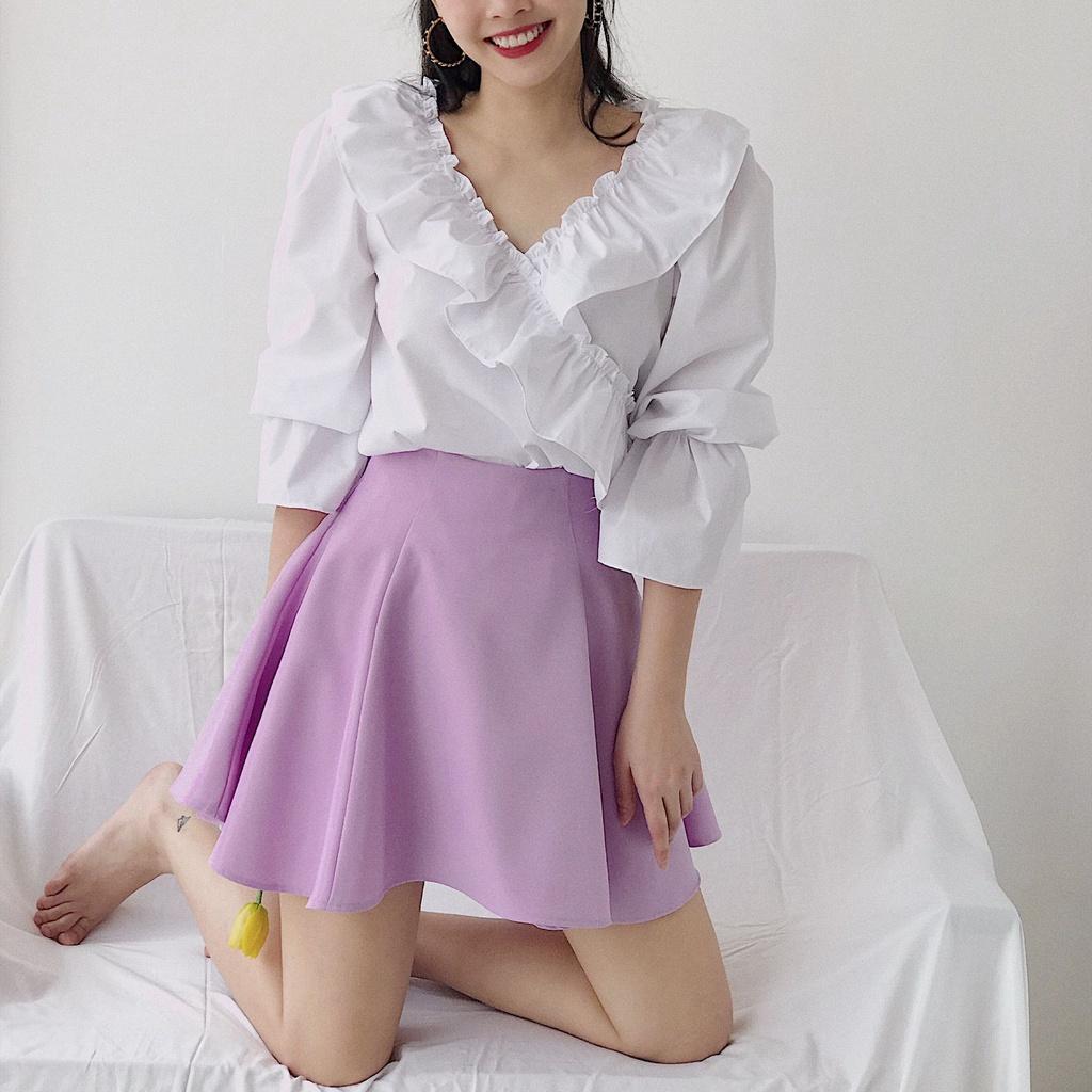 KIOBI - Áo kiểu Ruffle V-neck form suông rộng, cổ V đắp bèo, tay phồng bo thun nhún bèo, vải kate silk trắng - KIA1873T